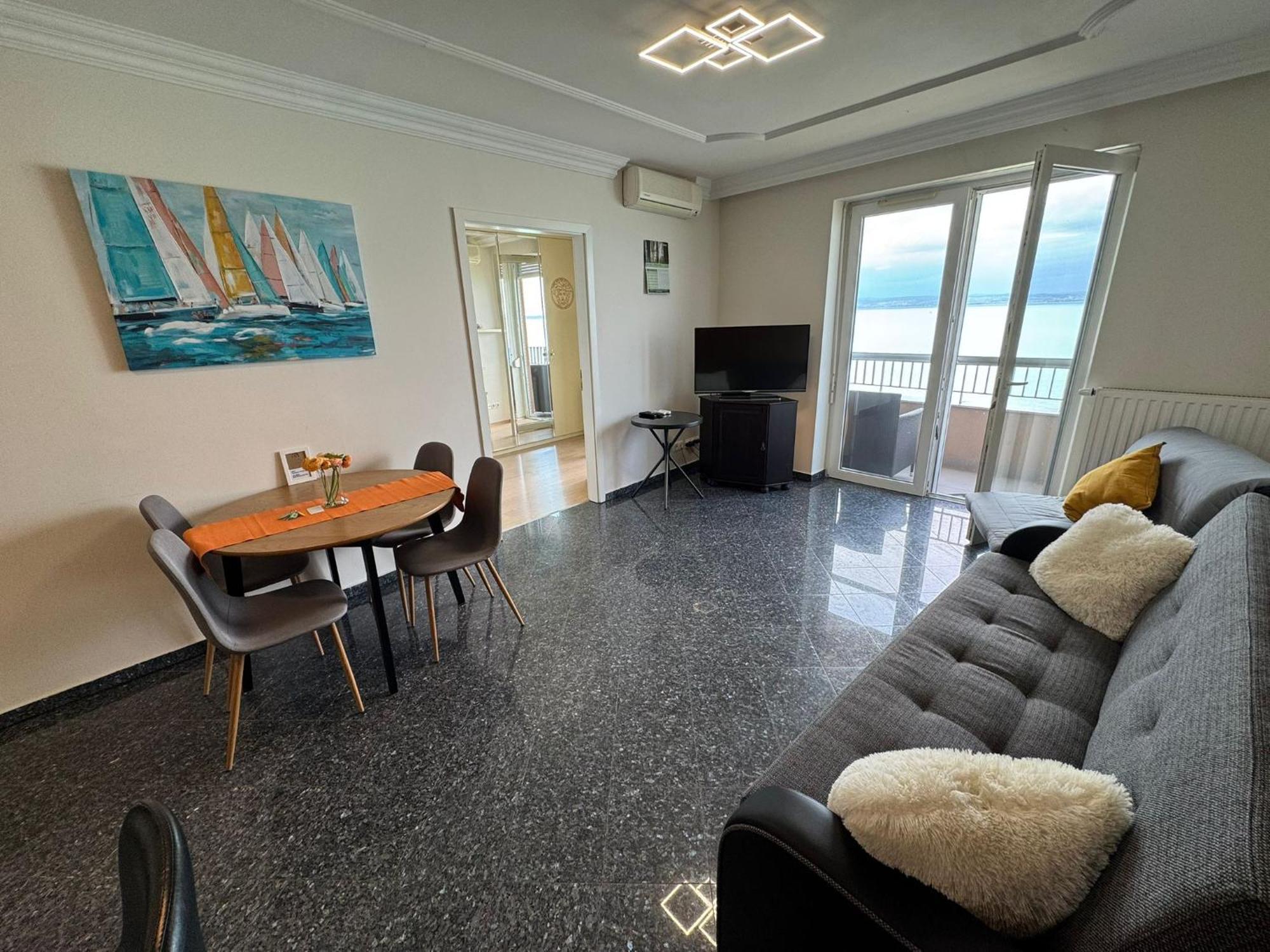 Club218 Holiday Apartman Siófok Eksteriør billede