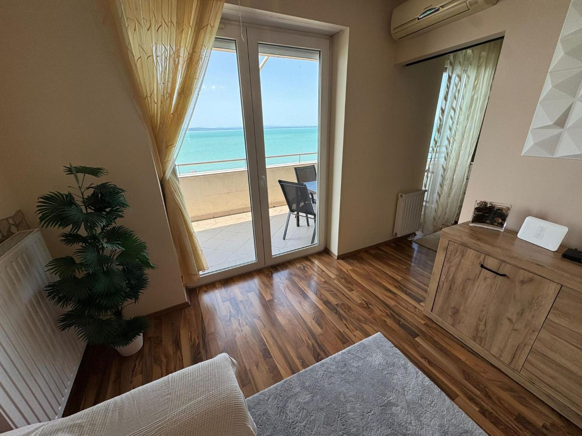 Club218 Holiday Apartman Siófok Eksteriør billede